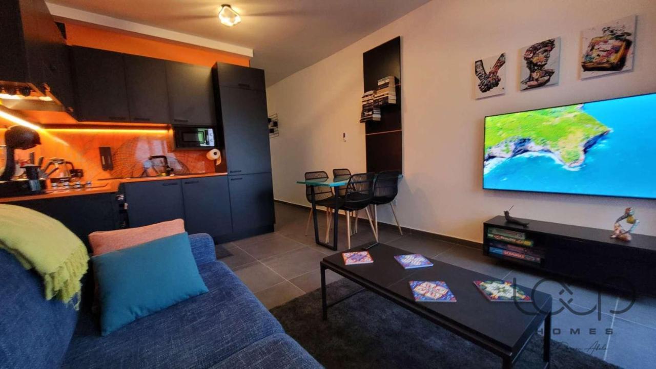 Modern - 50 M From Sea - Free Wi-Fi - Super Cool - Terrace - Fully Air-Conditioned Сент-Полс-Бей Екстер'єр фото